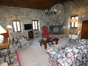 Woonkamer inclusief houtkachel.