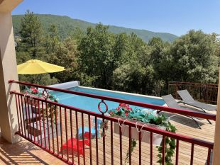 Terras aan zwembad is meer dan 60 m²