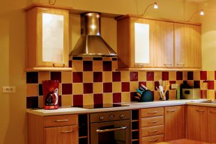 Een ruime, open keuken met: <br>oven, keramische kookplaten, microgolfoven, vaatwasmachine, ...