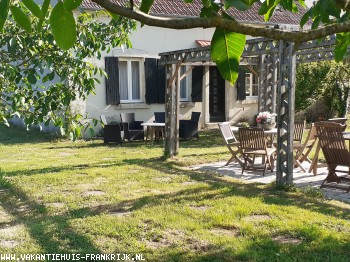 Kindvriendelijk en charmant familiehuis op het Franse platteland. Ideaal voor genieters van rust, ruimte en recreatie.