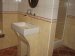 2 Ruime badkamers in het maison des Cerises <br>Badkamer beneden met grote douche, ligbad,  wastafel en toilet.