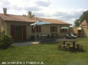 (Vakantie) woning: Zeer landelijk vrij gelegen vakantiehuis,voorzien van alle gemakken en comfort,centraal gelegen in de Dordogne. te huur in Dordogne (Frankrijk).