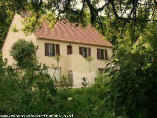 vakantiehuis in Frankrijk te huur: Prachtige luxe vakantiewoning in Franse stijl, gelegen in een grote parkachtige tuin. Een beschermd gebied met middeleeuwse dorpjes en vele kastelen. 