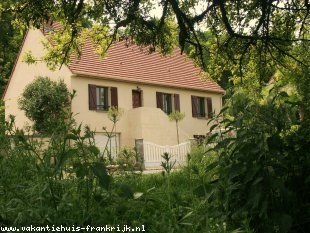 Vakantiehuis: Prachtige luxe vakantiewoning in Franse stijl, gelegen in een grote parkachtige tuin. Een beschermd gebied met middeleeuwse dorpjes en vele kastelen.