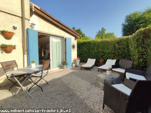 Huis voor grote groepen in Languedoc Roussillon Frankrijk te huur: La Petite is een koele en gezellige gite met zwembad en tuin. Gelegen in de Cevennen en op de grens van Zuid Ardèche, een uitstekende locatie! 