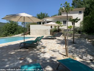 Vakantiehuis: Luxe moderne villa voorzien van Airco en met verwarmd privé zwembad in een rustige omgeving en schitterend uitzicht in de Lanquedoc/ Gard/ Cevennen