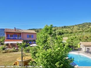 Huis voor grote groepen in Frankrijk te huur: Sfeervolle ruime Provençaalse villa met privezwembad, hottub, BBQ, grote omheinde tuin. Dé ideale vakantie met familie of vrienden tot 17 personen. 