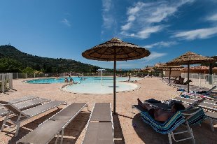 (Vakantie) woning: Luxe royale Villa voor 2-6 pers. met groot parkzwembad en 2 tennisbanen in Vallon Pont d'Arc, Domaine Les Rives de l'Ardèche, aan de rivier de Ardèche te huur in Ardeche (Frankrijk)