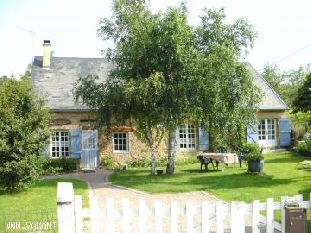 Vakantiehuis Bourgogne: Romantische, authentieke en heel gezellige cottage voor vakantie te huur per week.Vakantiehuis alleen gelegen midden Frankrijk.Grote omheinde tuin.