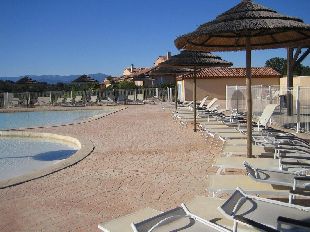 (Vakantie) woning: Luxe 6-persoons villa met Airco + Park ZWEMBAD, tennisbanen, speeltuin; a/d rivier de Ardeche op villapark Les Rives de l'Ardèche, Vallon Pont d'Arc te huur in Ardeche (Frankrijk).