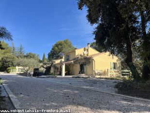 Nabij Anduze: mooie vakantie-villa voor 10personen (4slpk) met groot verwarmd privé zwembad op zoutwater(10 x 5m)op een terrein van 34 are in de Gard.
