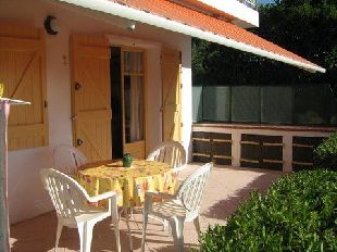 (Vakantie) woning: Appartement aan het strand in Zuid-Frankrijk te huur. Het appartement in de Var is geschikt voor 4 personen en ligt aan de Middellandse Zee. te huur in Var (Frankrijk).