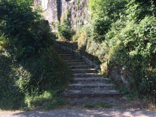 trap naar het huis dat aan het eind van het laantje ligt