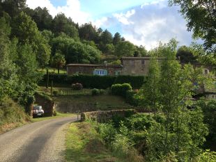linksboven ons huis in Salée