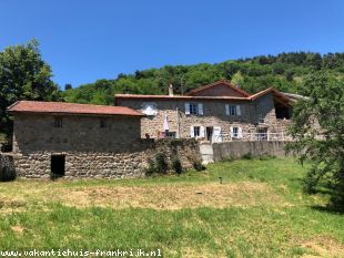 Vakantiehuis: Stilte zoekers: Charmant vakantiehuis voor 4 personen in de Ardeche met wijds panorama grote tuin en boomgaard. In de schemer uilen en krekels...