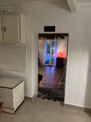 Van de keuken kom je in de woonkamer