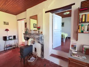 Salon met kacheltje en toegang tot de slaapkamers