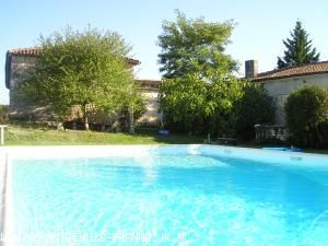 Huis voor grote groepen in Poitou Charentes Frankrijk te huur: grote vakantiewoning met zwembad en grote tuin in de Charente Maritime 