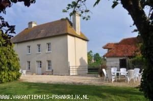 Vakantiehuis: Ruim vakantiehuis in Normandië; bezoek de invasiestranden en kom daarna tot rust in La Baronnie met een wijntje, een frans kaasje en de open haard te huur in Calvados (Frankrijk)