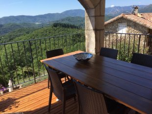 De houten tafel op balkon is 2.00m x 1.00m