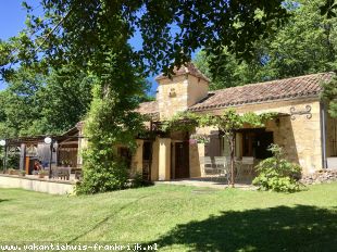 Luxe oud gerenoveerd boerderijtje met karakter met veel privacy op loopafstand van dorpje.