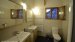 Badkamer op de etage. <br>Toilet, 2 wastafels en douche.