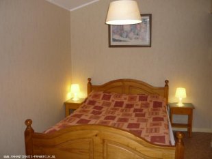 slaapkamer <br>bed met stevig matras met lattenbodem