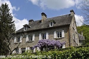 (Vakantie) woning: Sfeervol huis, privé zwembad, overdekt terras geniet van natuur stilte privacy Zeer geschikt voor gezinnen ook oma/opa of vrienden welkom tot 8 pers. te huur in Corrèze (Frankrijk).
