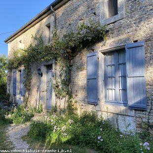 Vakantiehuis: Rust en ruimte op het Franse platteland. Vrijstaand huis. Zeer rustig gelegen met vrij uitzicht. Grote tuin. Authentiek en in stijl aangepast.