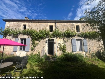 Rust en ruimte op het Franse platteland. Vrijstaand huis. Zeer rustig gelegen met vrij uitzicht. Grote tuin. Authentiek en in stijl aangepast.