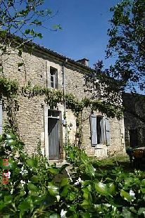 (Vakantie) woning: Rust en ruimte op het Franse platteland. Vrijstaand huis. Zeer rustig gelegen met vrij uitzicht. Grote tuin. Authentiek en in stijl aangepast. te huur in Deux Sevres (Frankrijk).
