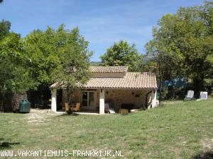 Vakantiehuis met zwembad: Authentiek vrijstaand vakantiehuis (Cabanon) met tuin bij zwemmeer in de Drôme Provençal