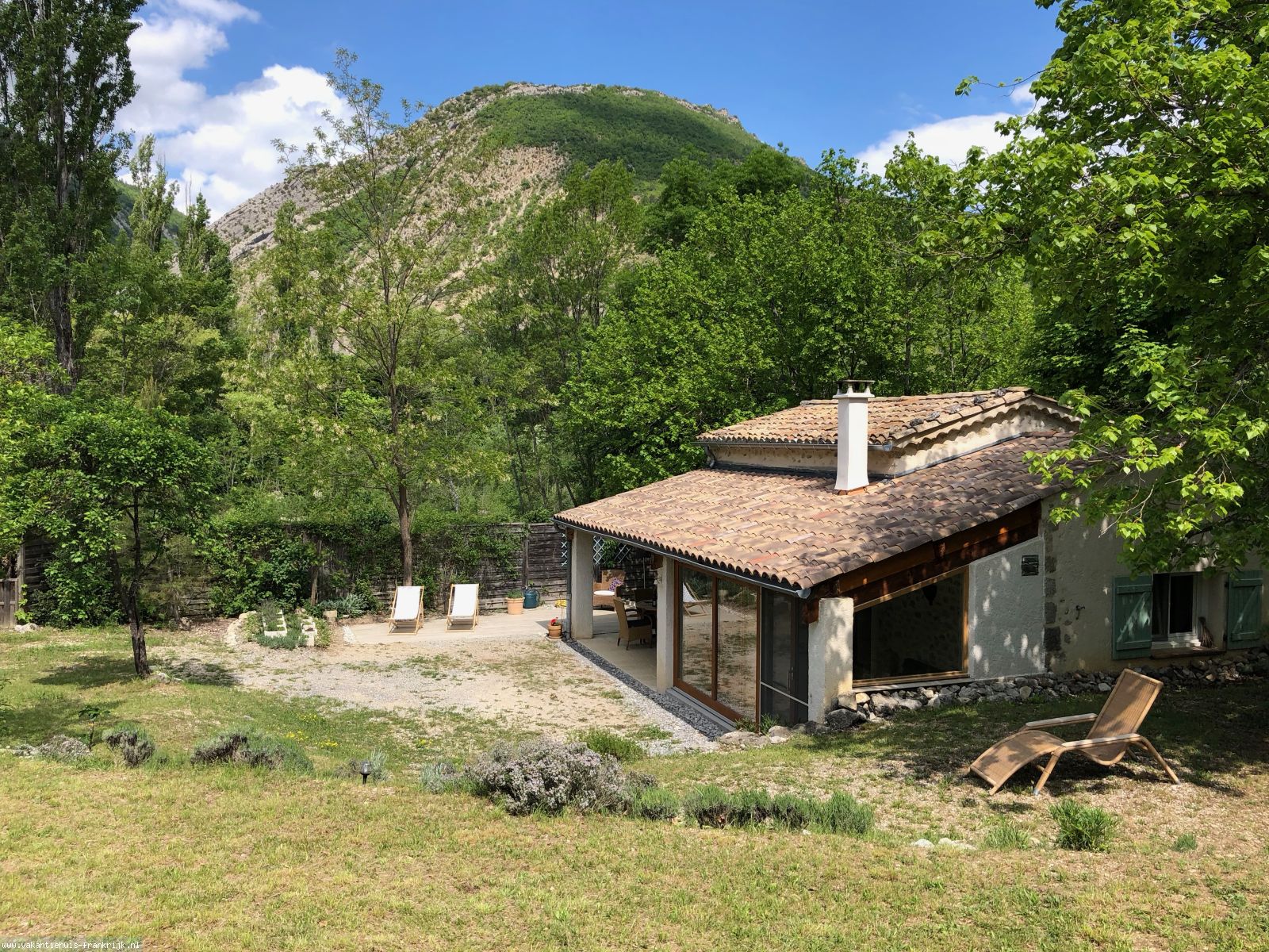 Hoofdfoto Authentiek vrijstaand vakantiehuis (Cabanon) met tuin bij zwemmeer in de Drôme Provençal