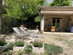 Prive tuin met een fijn terras, zon en schaduw.