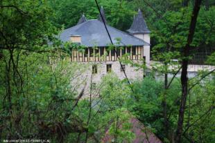 Vakantiehuis: Luxe vakantiewoning aan rivier met waterval (WWW.lesbrocs.com) te huur in Corrèze (Frankrijk)