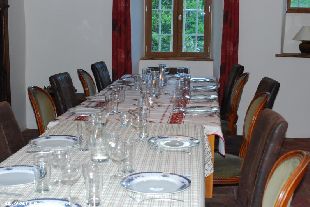 (Vakantie) woning: Luxe vakantiewoning aan rivier met waterval (WWW.lesbrocs.com) te huur in Corrèze (Frankrijk)