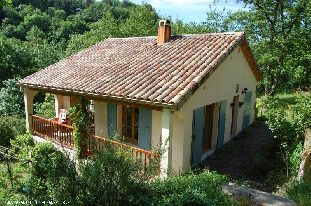 Vakantiehuis: Vrijstaande villa op landgoed van 3 ha met weiland en bos aan rivier in Ardèche te huur in Ardeche (Frankrijk)