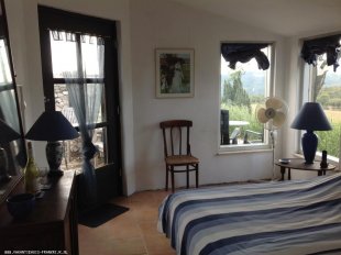 de ouderslaapkamer met deur naar terras