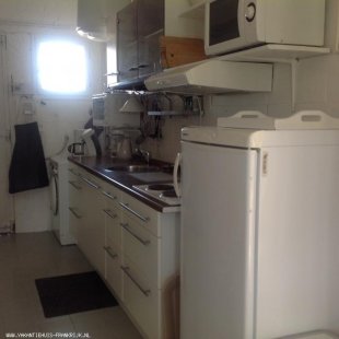 de keuken naast de voordeur