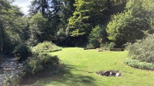 Het oostelijk deel van de tuin. Links de beek.
