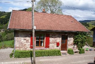 Vakantiehuis: Ruime vrijstaande woning in de prachtige natuur van de Vogezen. Vanaf terras een prachtig uitzicht over de vallei. Ideaal voor wandelaars en fietsers.