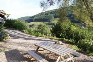Uitzicht <br>Dit is het uitzicht vanaf het terras. Daar staat een grote picknickbank.