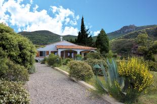 Vakantiehuis: Zuid Frankrijk - vrijstaand vakantiehuis op 3000 m2 grond in natuur met uniek uitzicht, zwembad, tennisbaan en vlakbij groot meer en Middelandse zee te huur in Herault (Frankrijk)