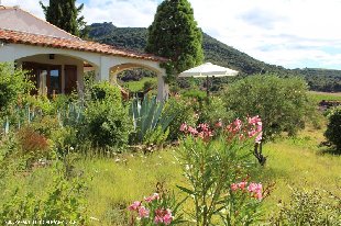 (Vakantie) woning: Zuid Frankrijk - vrijstaand vakantiehuis op 3000 m2 grond in natuur met uniek uitzicht, zwembad, tennisbaan en vlakbij groot meer en Middelandse zee te huur in Herault (Frankrijk).