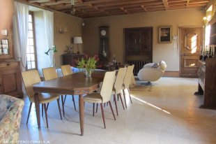 De eettafel in de woonkamer