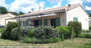 Vakantiehuis: Ruime moderne 4 pers.bungalow met grote woonkamer, luxe keuken en 2 slaapkamers (Airco), grote tuin+terras, heel rustig gelegen in de Drôme-Provencal.