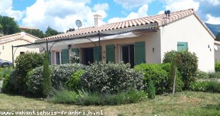 Vakantiehuis: Ruime moderne bungalow met grote woonkamer, luxe keuken en 2 slaapkamers, grote tuin met terras, heel rustig gelegen in de Drôme-Provencal. te huur in Drome (Frankrijk)