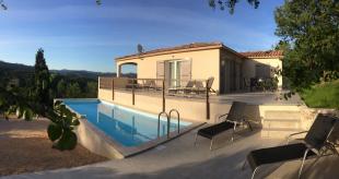 Vakantiehuis: Adembenemend is het uitzicht van deze moderne villa. te huur in Gard (Frankrijk)