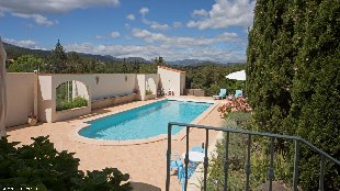 (Vakantie) woning: Vakantiehuis met beveiligd, verwarmd privé zwembad (maart - nov.) grote tuin, schitterend uitzicht, privacy, comfort. Oase van rust. Hond welkom te huur in Herault (Frankrijk).