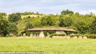 Vakantiehuis: Vakantiehuis  op 9 ha met natuurlijk zwembad,  strand , beek , weilanden en heuvels, Safaritent , zicht op Pyreneeen ( Corona proef ) te huur in Haute Garonne (Frankrijk)